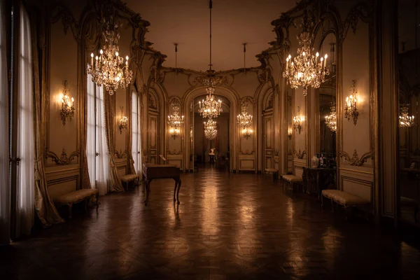 BUENOS AIRES, ARGENTINA, 30 DE ENERO DE 2021: Majestuosa vista del salón de baile de un antiguo palacio francés de arquitectura, ahora Museo de Arte Decorativo Imagen De Stock