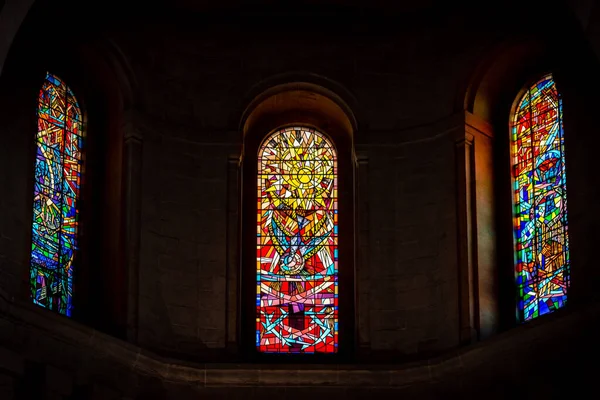 BELFAST, NORTHERN IRLAND, DECEMBER 19, 2018 Detalj av tre färgglada färgade glasfönster inifrån kyrkan, reflekterande färger i dess väggar. — Stockfoto