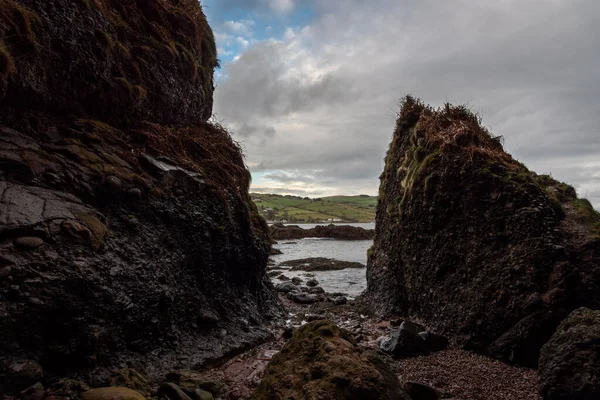 Cushendun Cave v Severním Irsku, hrabství Antrim, které bylo použito jako místo natáčení v seriálu Game of Thrones TS. — Stock fotografie