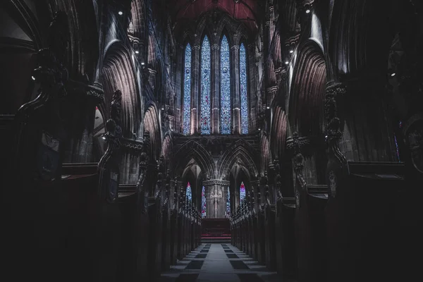 Glasgow, SCOTLAND, 16 Aralık 2018: Yüksek Kirk veya St. Mungo olarak bilinen Glasgow Katedrali 'nin içlerine muhteşem bir bakış açısı, büyük boyalı gözlüklerle. İskoç Gotik Mimarisi