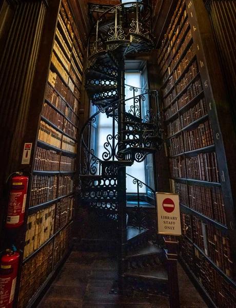 Dublin Irland Grudzień 2018 Wspaniałe Schody Spiralne Long Room Bibliotece — Zdjęcie stockowe