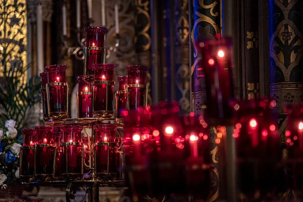 DUBLIN, IRELAND, 21 ARALIK 2018: Johns Lane Kilisesi 'nin içini aydınlatan güzel mumlar.