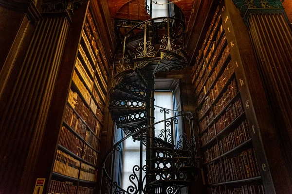 DUBLINO, IRLANDA, 21 DICEMBRE 2018: Magnifica scala a chiocciola nella Lunga Sala della Biblioteca del Trinity College, sede de Il Libro di Kells, ricca di dettagli e ornamenti. — Foto Stock