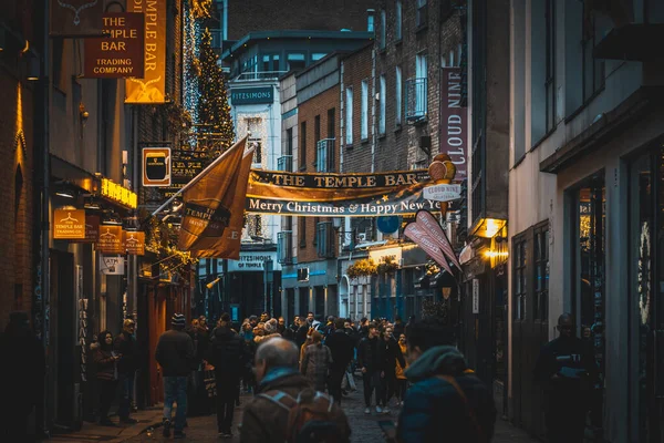 DUBLIN, IRLAND, 24 GRUDZIEŃ 2018: Ludzie spacerujący w Temple Bar w czasie świąt Bożego Narodzenia. Dzielnica historyczna, dzielnica kulturalna z życiem nocnym. — Zdjęcie stockowe