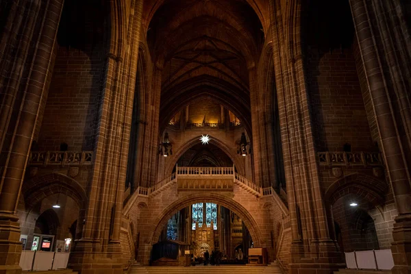 LIVERPOOL, ENGLAND, DECEMBER 27, 2018: Englands kyrkas magnifika stora entréhall Anglican Cathedral of the Diocese of Liverpool. — Stockfoto