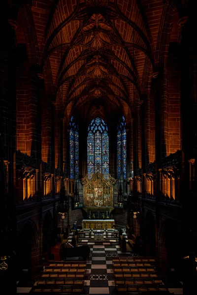 LIVERPOOL, ENGLAND, 27 de dezembro de 2018: The Lady Chapel in Liverpool Anglican Cathedral. Vista perspicaz de uma parte magnífica dentro da igreja, onde a luz encontra a escuridão em todo lugar. — Fotografia de Stock