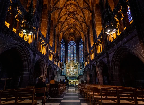 Liverpool, İngiltere, 27 Aralık 2018 Liverpool Anglikan Katedrali 'ndeki Leydi Şapeli. Kilisenin içinde ışığın karanlığa karıştığı muhteşem bir bölümün perspektif görüntüsü.. — Stok fotoğraf