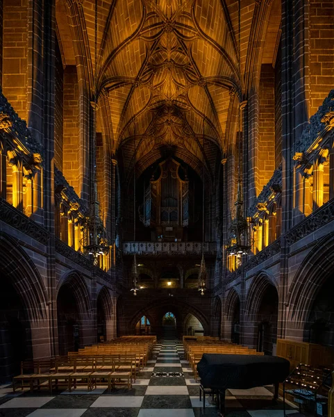 LIVERPOOL, INGLATERRA, 27 DE DICIEMBRE DE 2018: La Capilla Lady en la Catedral Anglicana de Liverpool. Vista panorámica de una parte magnífica dentro de la iglesia, donde la luz se encuentra con la oscuridad a lo largo del lugar. —  Fotos de Stock