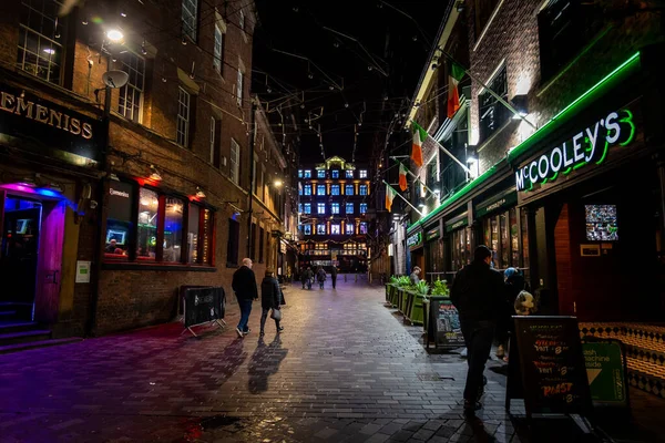 LIVERPOOL, ENGLAND, DECEMBER 27, 2018 Mensen die genieten van een aangename nacht in de historische Matthew Street in Liverpool met een mix van verschillende kleuren licht uit de bars en restaurants rondom — Stockfoto