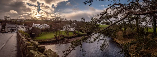 CUSHENDUN, IRLANDA DO NORTE, 20 DE DEZEMBRO DE 2018: Bela vista panorâmica do Rio Glendun sobre a ponte que o atravessa durante o pôr-do-sol — Fotografia de Stock