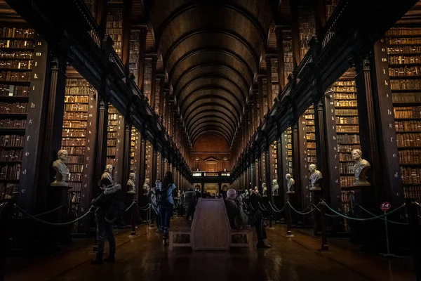 DUBLÍN, IRLANDA, 21 DE DICIEMBRE DE 2018: La Sala Larga en la Biblioteca del Trinity College, hogar de El Libro de Kells. Perspectiva del lugar, con gran cantidad de libros y estatuas pectorales. Imágenes De Stock Sin Royalties Gratis