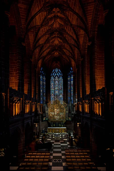 LIVERPOOL, INGLATERRA, 27 DE DICIEMBRE DE 2018: La Capilla Lady en la Catedral Anglicana de Liverpool. Perspectiva de una parte magnífica dentro de la iglesia, donde la luz se encuentra con la oscuridad a lo largo del lugar. Fotos De Stock