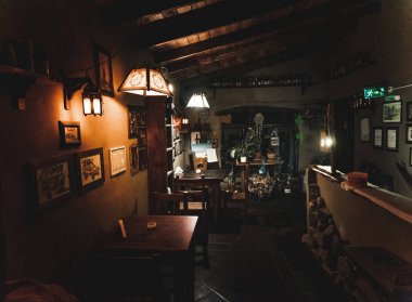 VILLA GESELL, ARGENTINA, Kasım 14, 2019: İçi içki, bira ve iyi vakit geçirmek için yiyecek dolu güzel ve rahat bir İrlanda barının içi