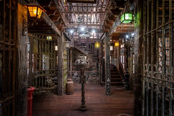 Interior do museu de ferro na incrível cidade medieval de Campanópolis, muitos objetos de metal de qualquer tipo. Tradução da primeira seção em espanhol — Fotografia de Stock