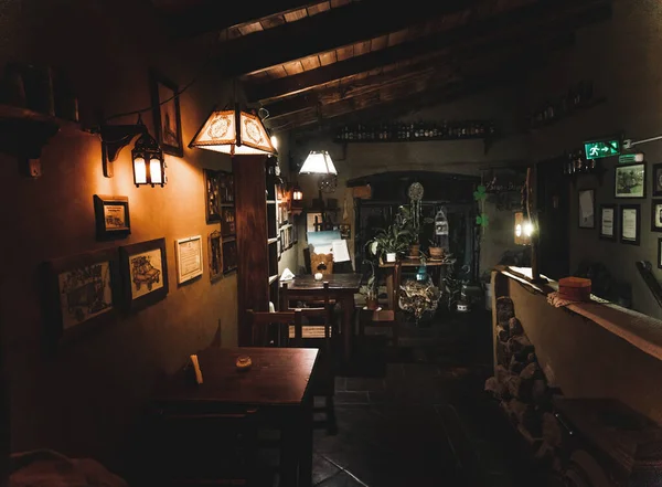 VILLA GESELL, ARGENTINA, NOVEMBRO 14, 2019: Interior de um belo e acolhedor pub irlandês, cheio de bebidas, cervejas e alimentos para passar um bom tempo — Fotografia de Stock