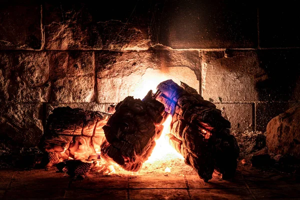 Fechamento de lenha queimando no fogo com longa exposição, chamas como luz brilhante e sombras suaves. Conceito de tranquilidade, relaxamento e silêncio. — Fotografia de Stock
