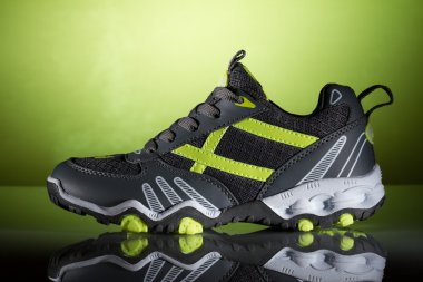 yeşil bir arka plan üzerinde yeni spor ayakkabı