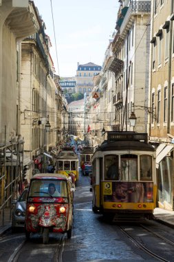 Lissabon 'da tramvay ve üç tekerlekli bisiklet