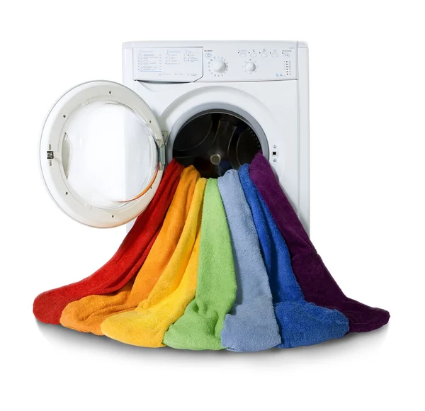 Waschmaschine und bunte Sachen zum Waschen, isoliert — Stockfoto