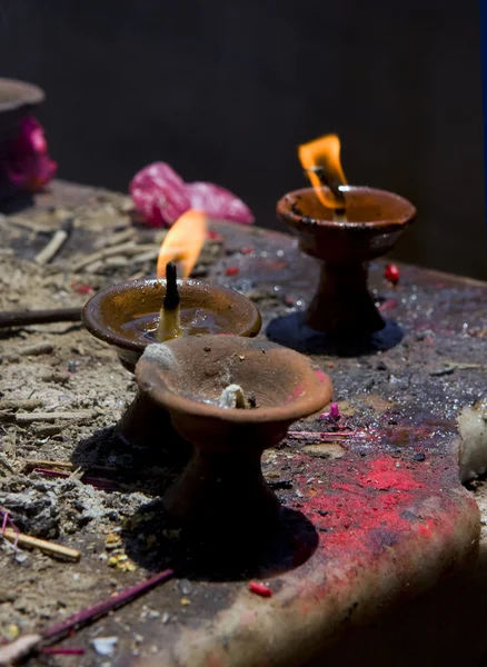 Fogo sagrado, velas em um templo budista — Fotografia de Stock
