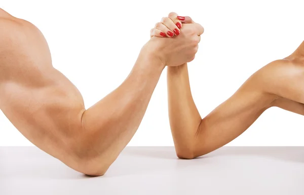 Um homem e uma mulher com as mãos apertadas braço wrestling, isolado no wh — Fotografia de Stock