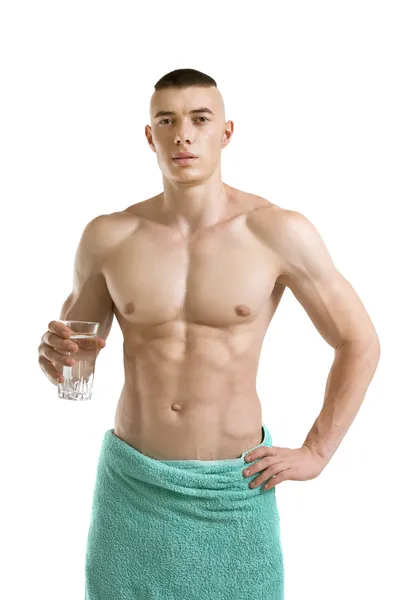 Jeune homme athlétique avec verre d'eau douce — Photo