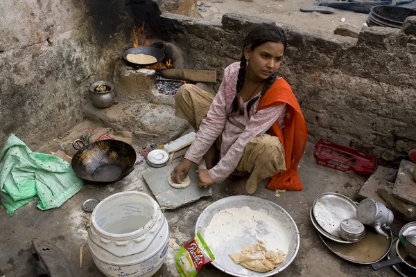 INDIA JAIPUR - MARCH 02: Unidentified indian poor girl cooking c — Stock Photo, Image