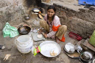 Jaipur, Hindistan - Mart 02: tanımlanamayan Hintli fakir kız pişirme