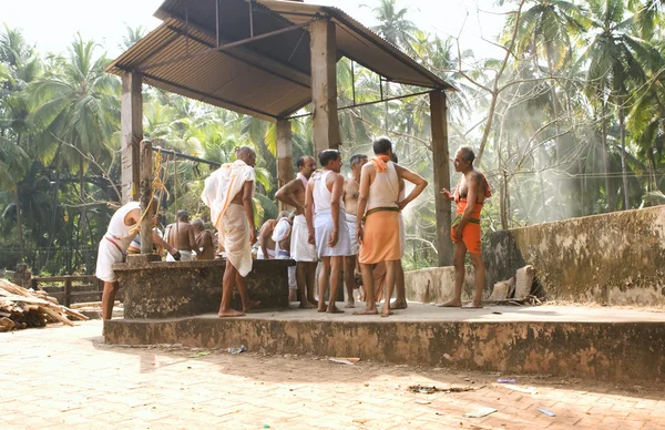 GOKARNA, INDIA - MAR 9: cremate ceremony - pyre in Gokarna — Stock Photo, Image