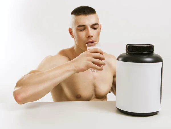 Человек пьет протеиновый коктейль — стоковое фото