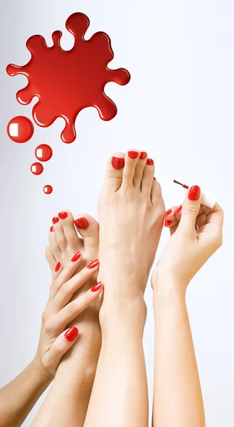 Processo de pedicure - manicure vermelho e pedicure — Fotografia de Stock