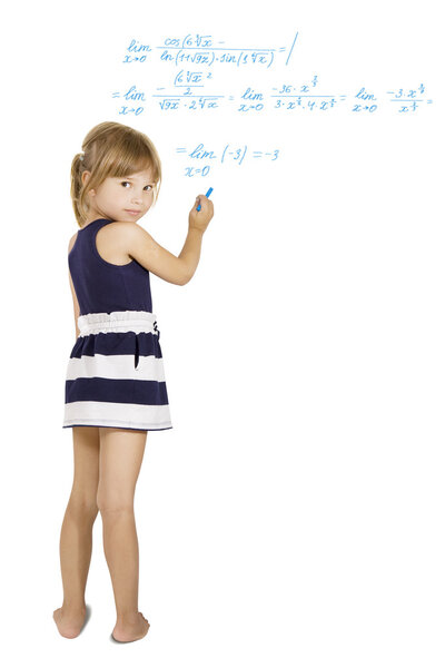 Решение школьной работы - маленькая школьница решает трудное уравнение
