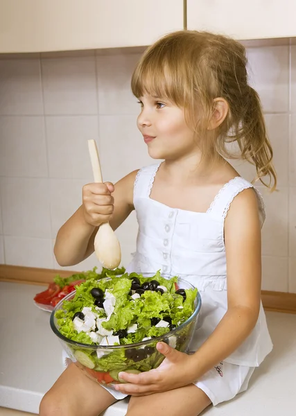 Child girl preparing salad — Stock Photo, Image