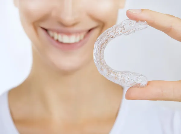 Chica sonriente con bandeja de dientes —  Fotos de Stock