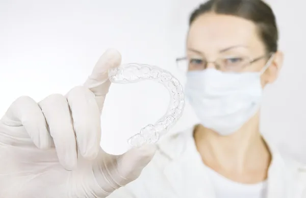 Um dentista com bandeja de dentes — Fotografia de Stock