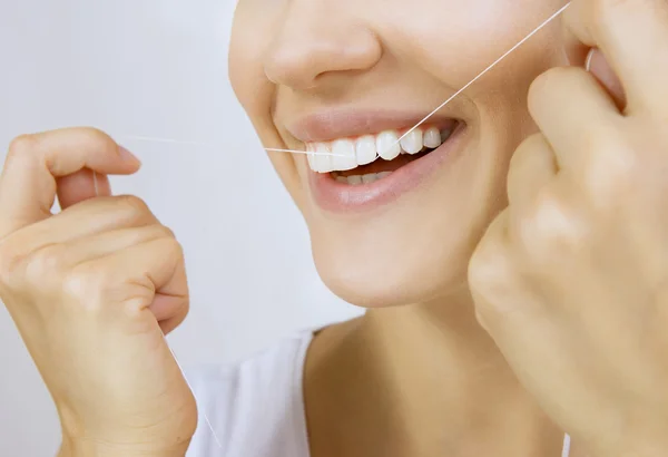 Mujer y dientes hilo dental — Foto de Stock