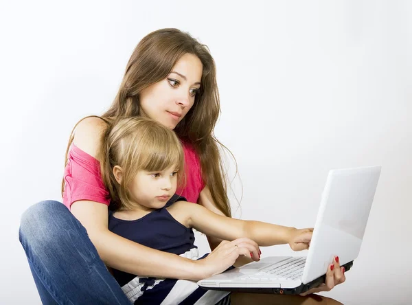 Mamá y su hija trabajando en el ordenador portátil —  Fotos de Stock