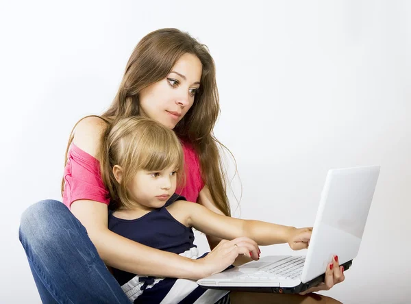 Mom and daughter working on laptop — Stock Photo, Image