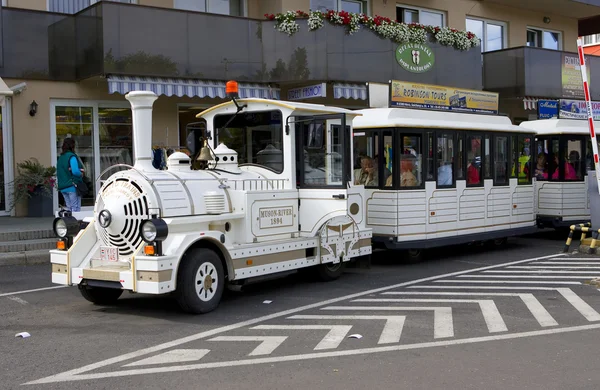 HEVIZ, HONGRIE - 29 AOÛT 2013 : train touristique dans la rue — Photo