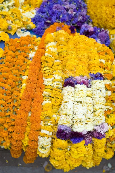 Guirlandes de fleurs pour la cérémonie religieuse hindoue — Photo