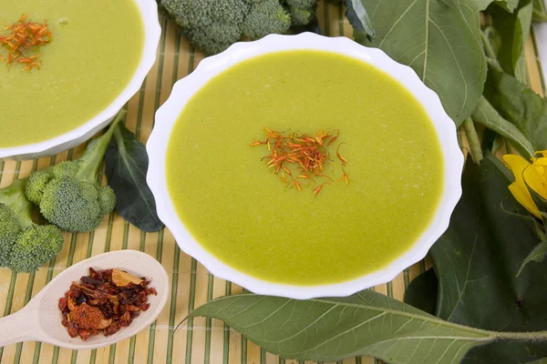 Суп из брокколи (зеленый суп из брокколи ) — стоковое фото