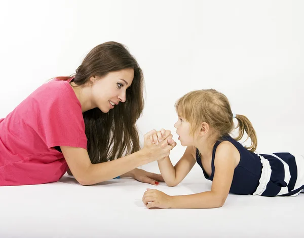 Mother and daughter arm wrestling (difficult parenting) — Stock Photo, Image