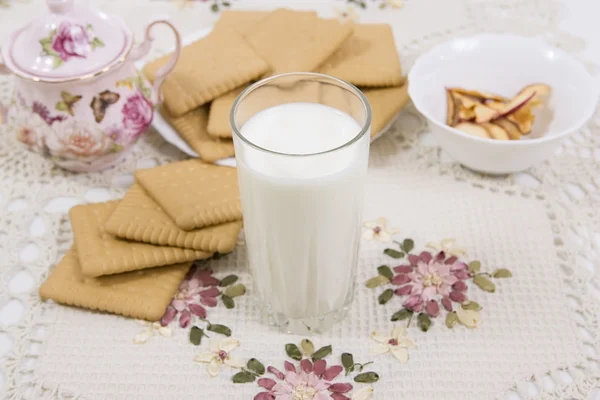 Vetro di latticello (latte) e biscotti — Foto Stock