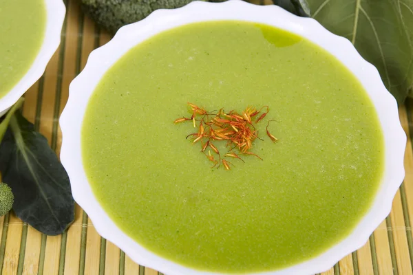 Krémová brokolicová polévka (brokolice zelená čerstvá polévka) — Stock fotografie