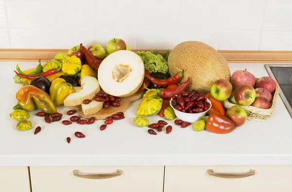 Un sacco di verdure, frutta ed erbe — Foto Stock