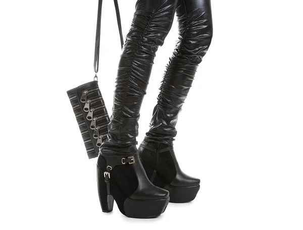 Женская сексуальная нога в стильных черных кожаных сапогах — стоковое фото
