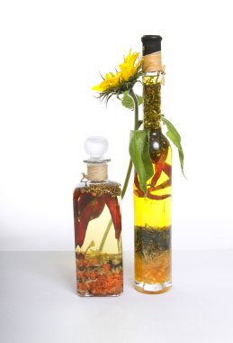 otlar ve baharatlar ile aromalı zeytinyağı
