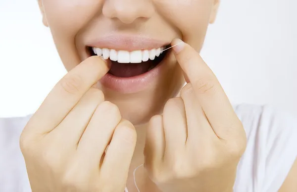 Mujer y dientes hilo dental — Foto de Stock