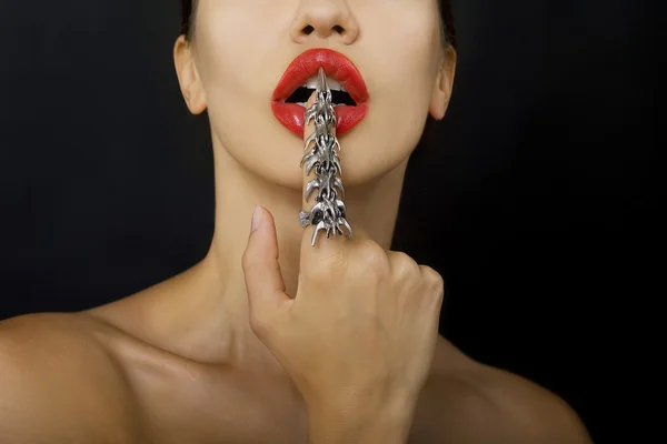 美しいセクシーな女性彼女の指に大きな銀の爪リング — ストック写真