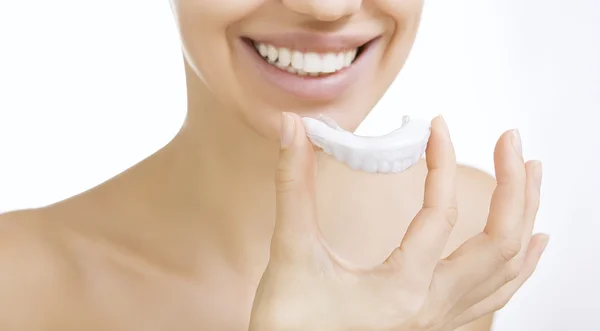 Chica sonriente con bandeja de dientes — Foto de Stock